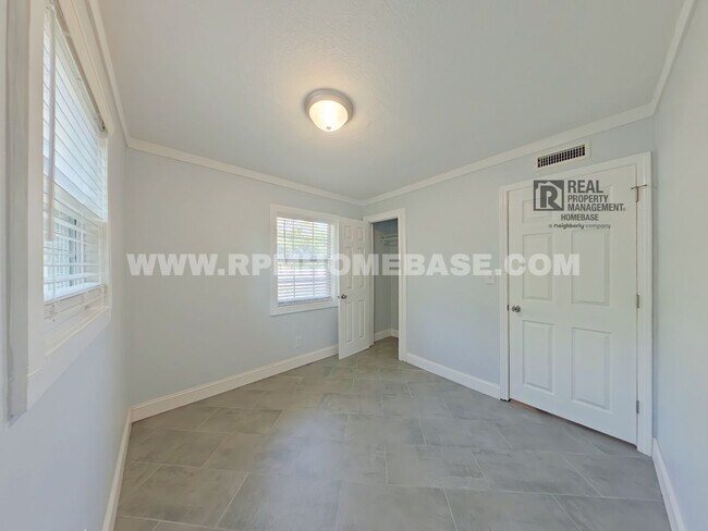 Building Photo - 360 Virtual Tour! 2 bed, 1 bath on large lot with fenced in backyard!