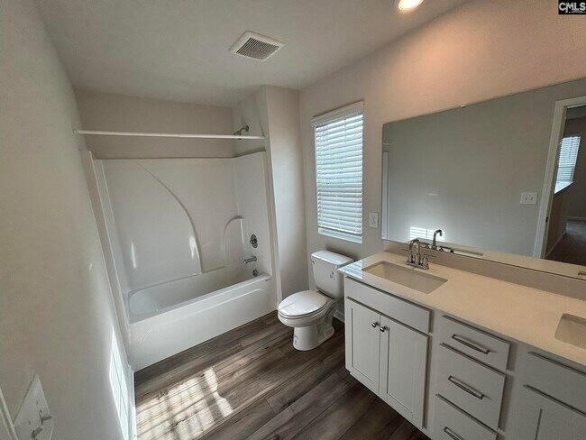 Building Photo - 520 Richmond Rd