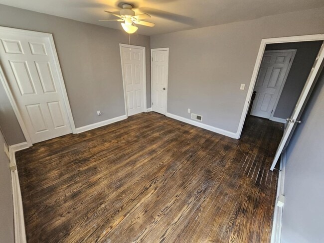 Building Photo - Recently Updated 3 Bedroom/ 1.5 Bathroom T...