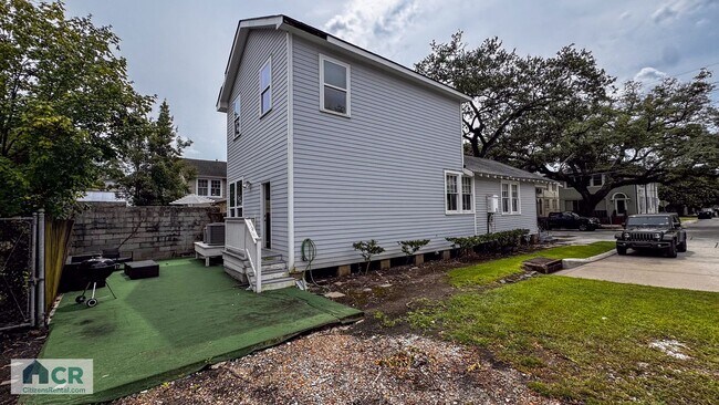 Building Photo - 5bd/2ba Near Campus and Stadium! Text 727-459-4141 for more info!