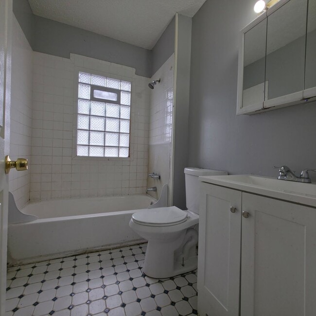 Building Photo - 3625 E 153rd St