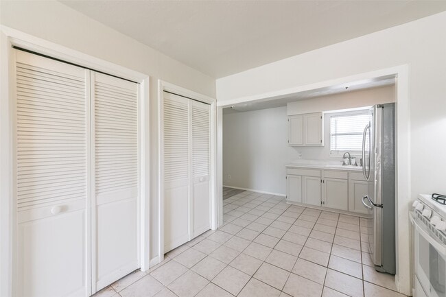 Building Photo - 5514 Vickita Dr