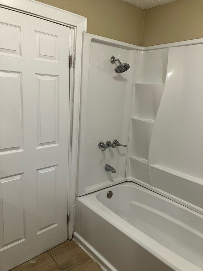 Building Photo - 3 bed 1 bath single family home