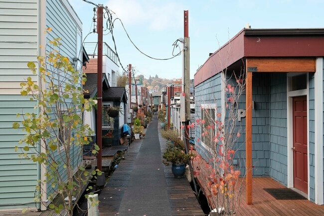 Building Photo - 2031 Fairview Ave E