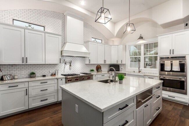 Building Photo - Beautiful 6-bedroom basement home
