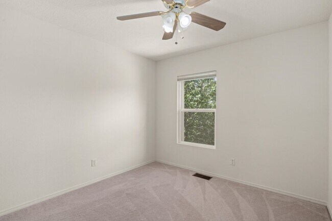 Building Photo - 12420 Mountainside Way NE