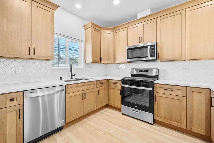 Building Photo - 3884 Alsace Ave