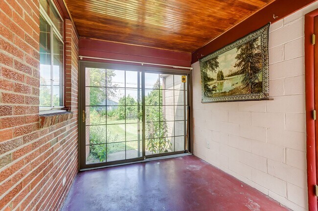Building Photo - 347 Darrow Ave