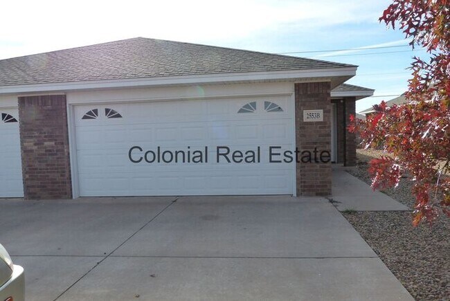 Building Photo - Spacious and updated 3 Bedroom 2 bathroom ...