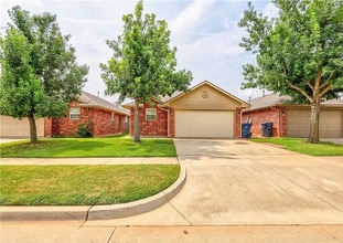 Building Photo - Gorgeous 3 bedroom 2 Bath and 2 Car Home in the Heart of Yukon