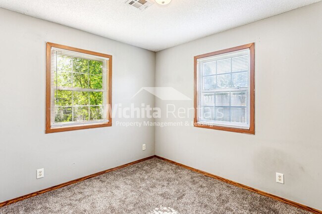 Building Photo - 3 Bedroom 2 bath duplex - Derby