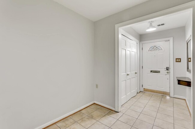 Building Photo - ROOM ONLY in 7-bed/4.0-bath Home