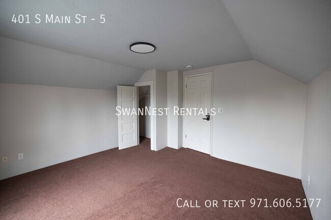 Building Photo - 401 S Main St