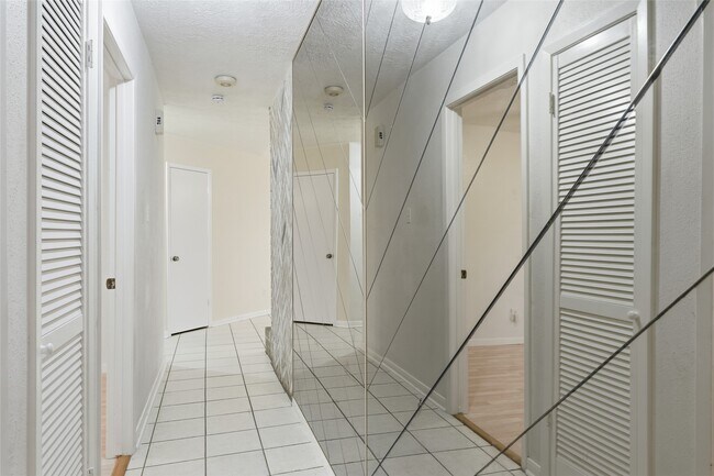 Building Photo - 18602 Lippizaner Dr