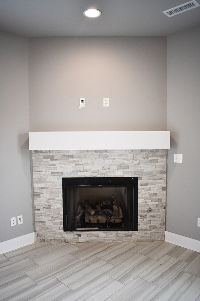 Building Photo - Upscale 4 Bedroom 3.5 Bathroom in The Heart of Fayetteville AR!!