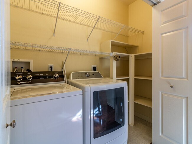 Building Photo - Single family - unfurnished - YEAR ROUND rental - Mill Pond Acres