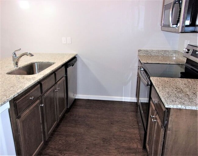 Building Photo - 2 bed 1 Bath 1 Car Garage Townhome in Del City