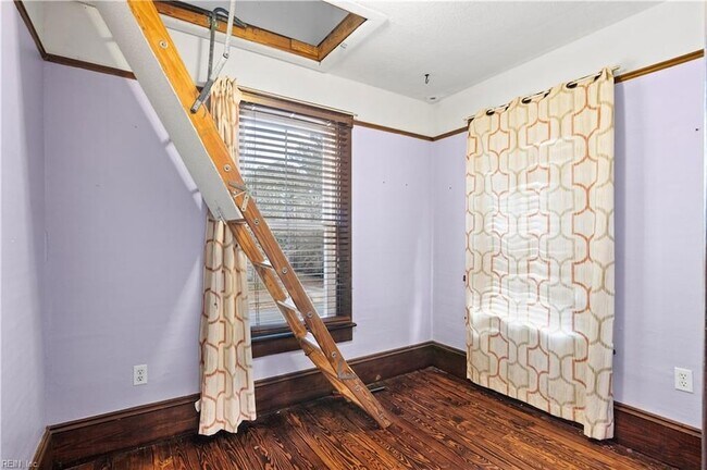 Building Photo - 227 James St