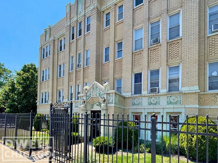 Building Photo - 2618 N Kimball Ave