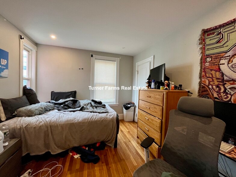 Building Photo - 24 Pond St