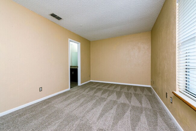 Building Photo - 14 Oakwood Park
