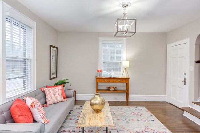 Building Photo - Available Now - Adorable and Spacious!  2 ...