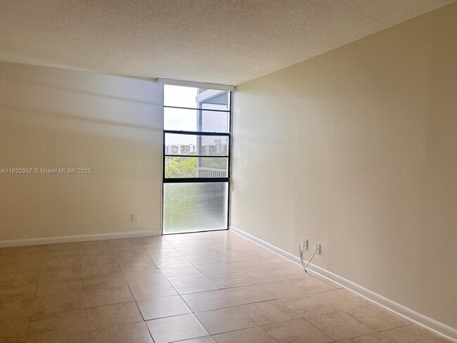 Building Photo - 3101 N Country Club Dr