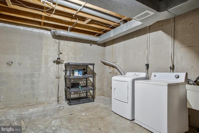 Building Photo - 205 Castleton Pl