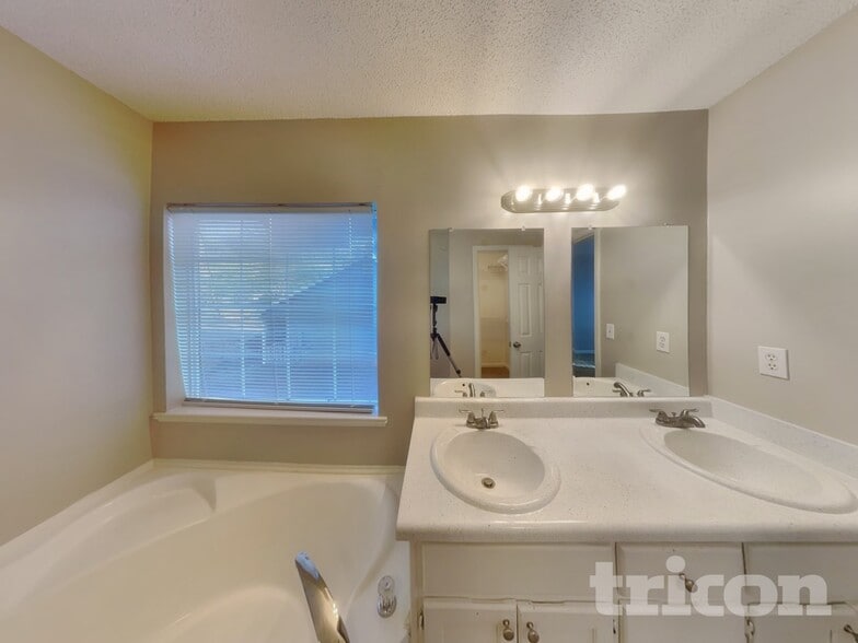 Building Photo - 547 Horseshoe Cir