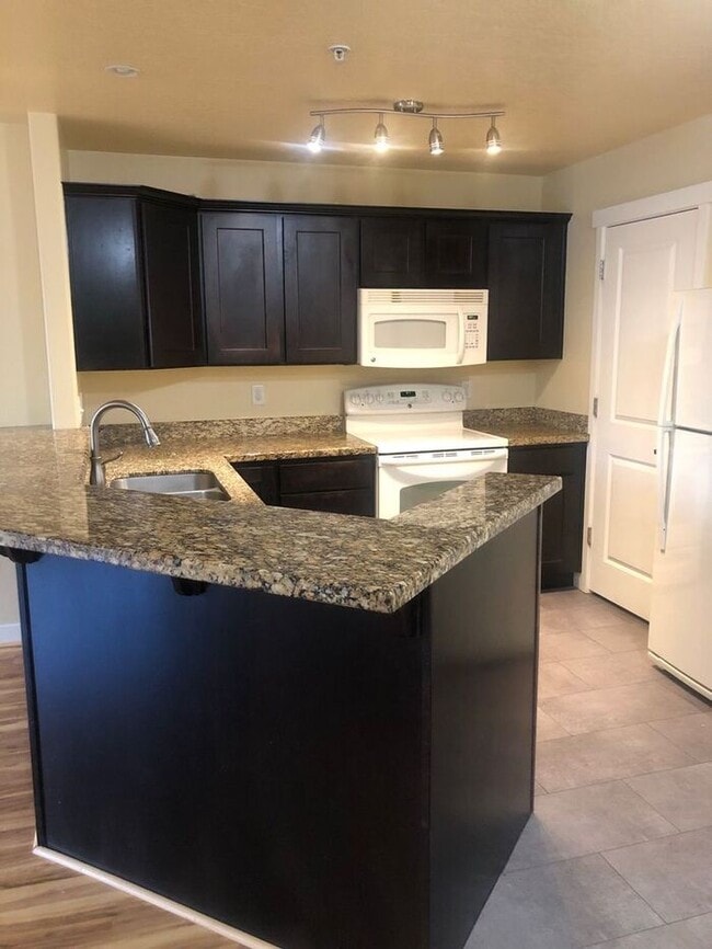 Building Photo - Stunning Down Town Condo in Secure Building