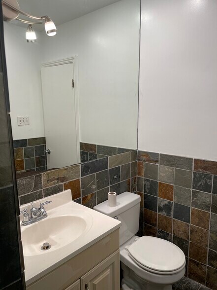 First floor bathroom - 1436 Harvard St