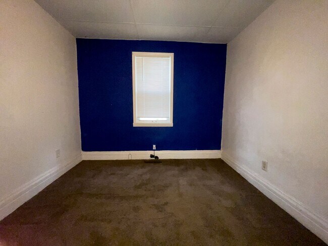 Building Photo - Fall into this cozy 3-Bedroom Home with a fenced in yard & detached garage!