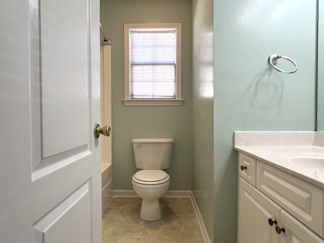 Building Photo - Absolutely Adorable Home Near Lake Joy Elementary