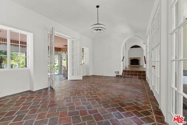 Building Photo - 808 Woodacres Rd
