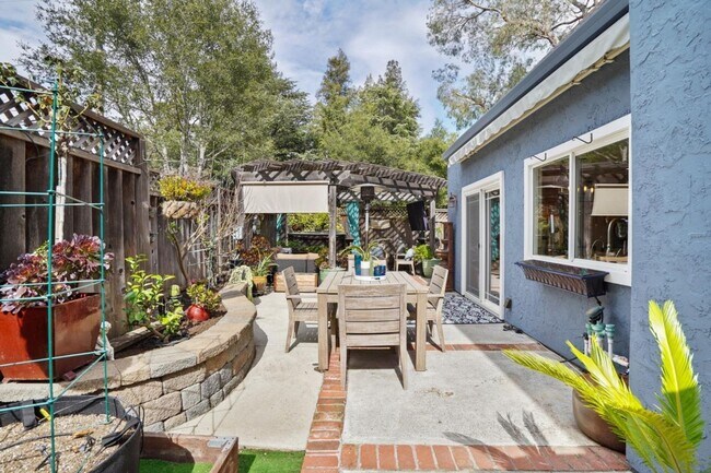 Building Photo - Los Gatos Family Townhome Ready for Move i...