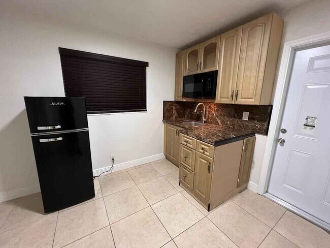 Building Photo - 6870 SW 5th Ct