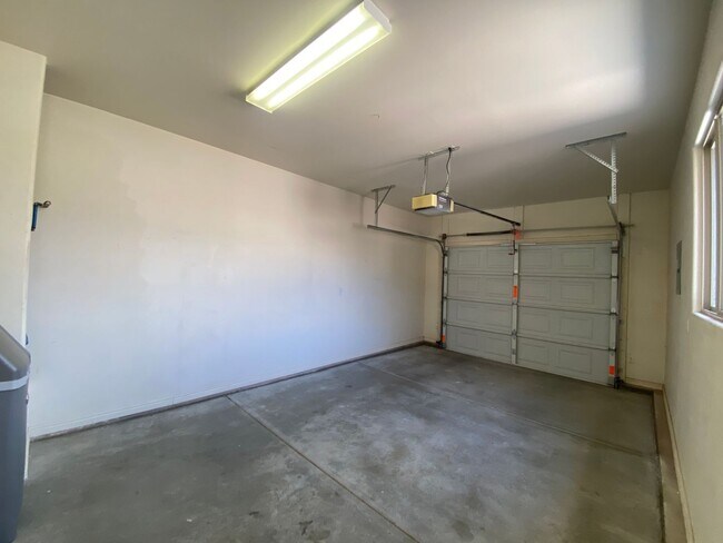 Building Photo - REMODELED TOWNHOME AVAILABLE FOR RENT
