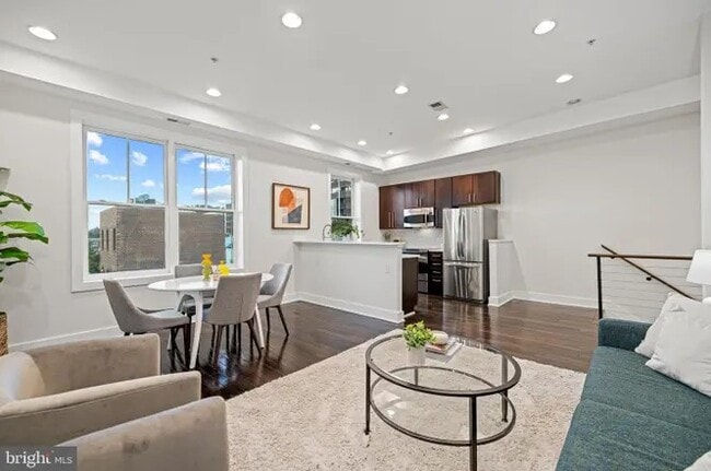 Building Photo - 907 N St NW