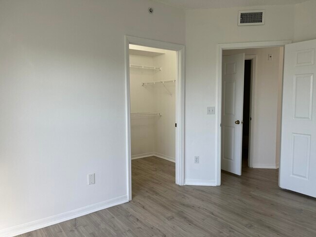 Building Photo - 5024 Lantana Rd