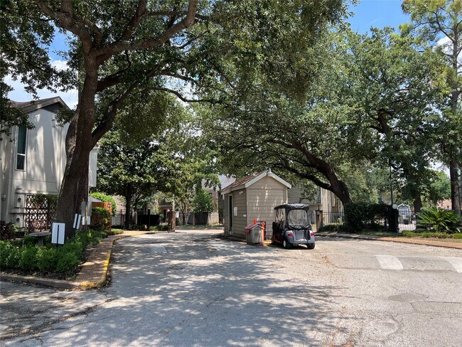 Building Photo - 2100 Tanglewilde St