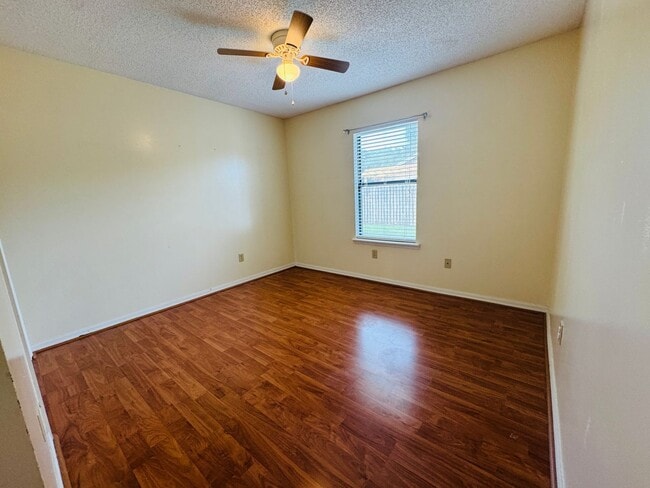 Building Photo - Charming 3 Bedroom, 2 Bath Home with Fence...