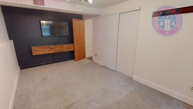 Building Photo - * DESIRABLE MILWAUKIE HOME!  A GARDENER'S ...