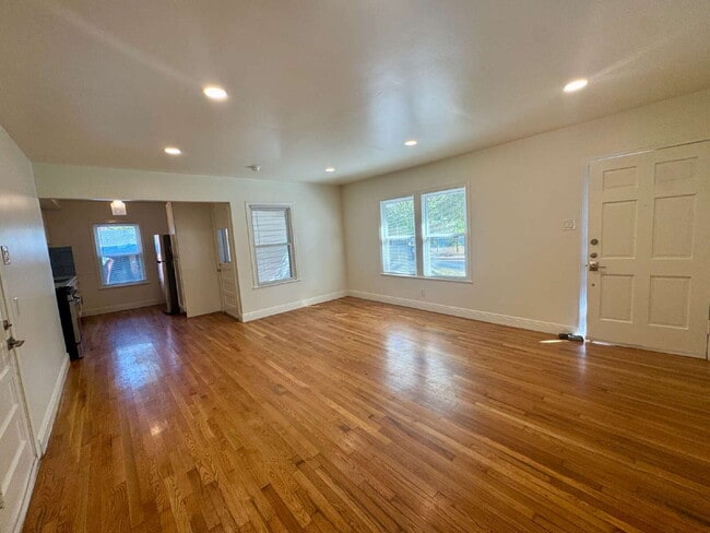 Building Photo - Updated & Charming in the Heart of North C...