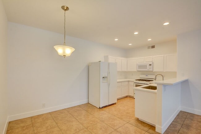 Building Photo - Beautiful 1 BR 1 Bath condo in Green Valle...
