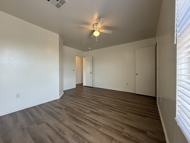Building Photo - "Spacious 3-Bedroom Gem with 2.5 Baths in ...