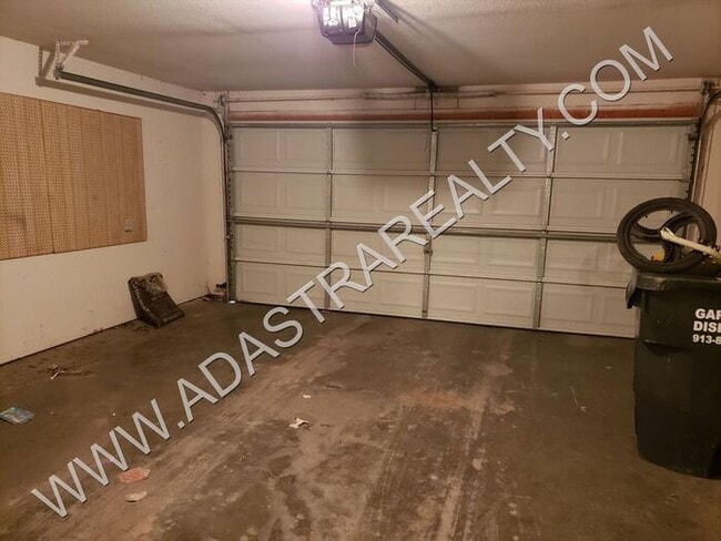 Building Photo - Beautiful Ranch Duplex in Edgerton-Available NOW!!