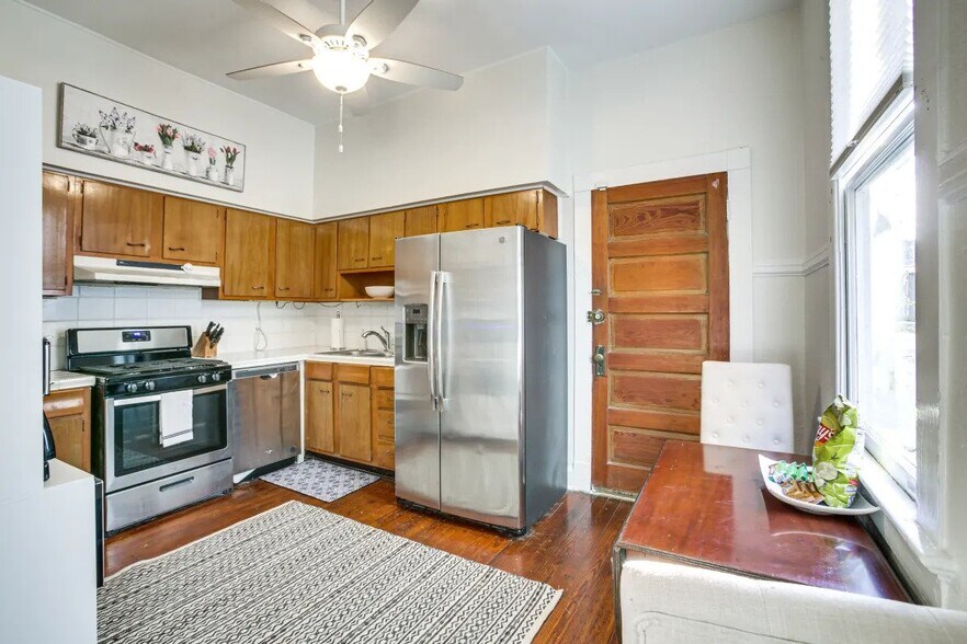 Building Photo - 7922 Sycamore St