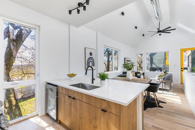 Building Photo - 1205 Perez St