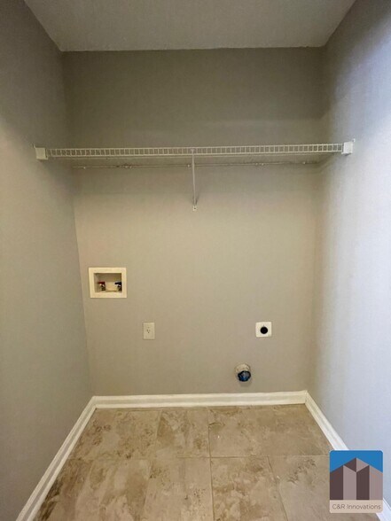 Building Photo - 2345 Delfern Dr