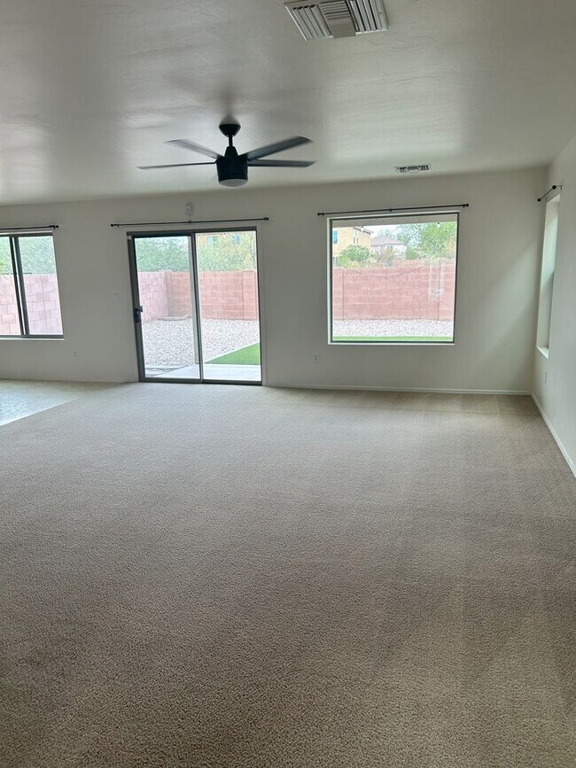 Building Photo - Save with SOLAR Unfurnished  1 loft -  2 c...
